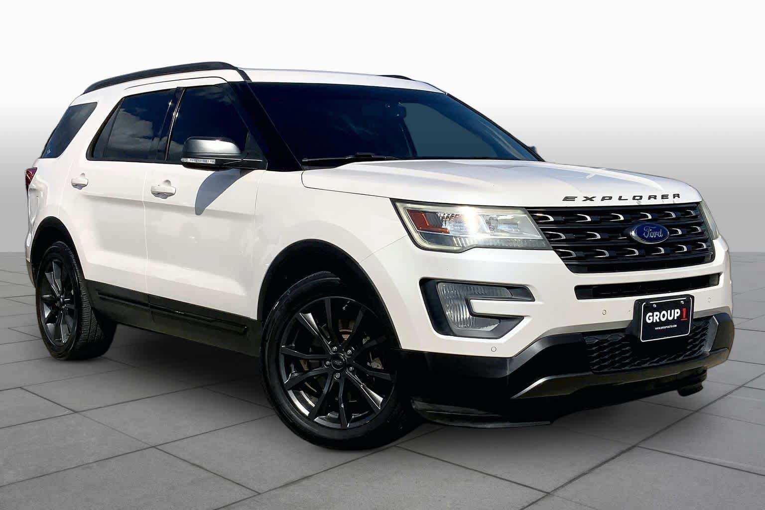 Used 2017 Ford Explorer XLT w/ Equipment Group 202A FWD image 3