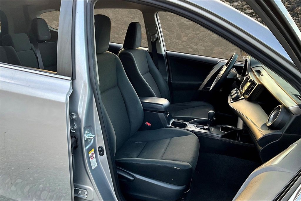 Used 2018 Toyota RAV4 LE w/ Carpet Mat Package image 7