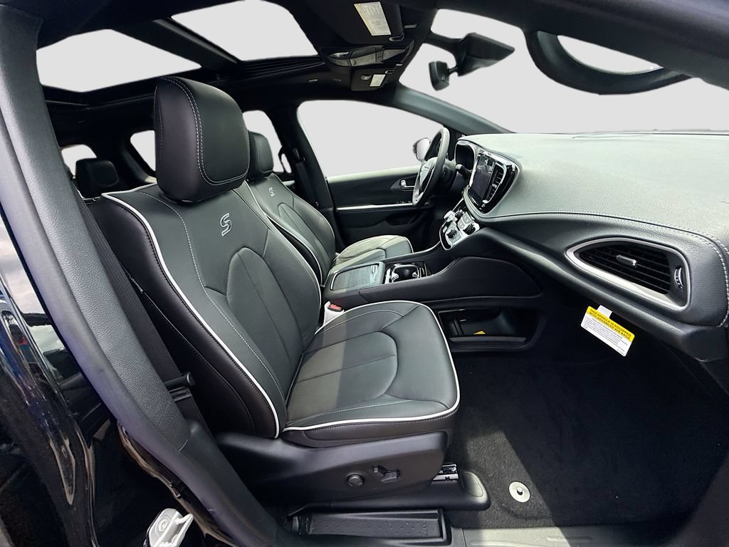 New 2027 Chrysler Pacifica Limited FWD image 32