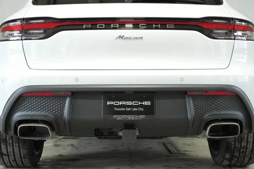 Certified 2025 Porsche Macan AWD/4WD image 38