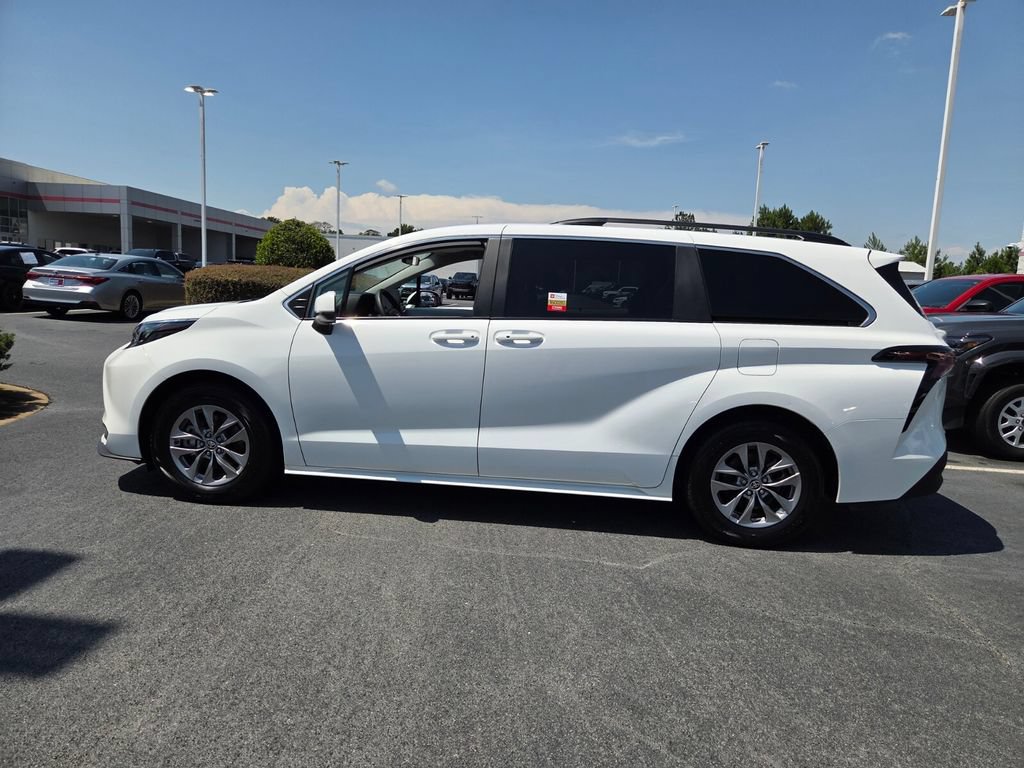 Certified 2025 Toyota Sienna LE FWD image 4