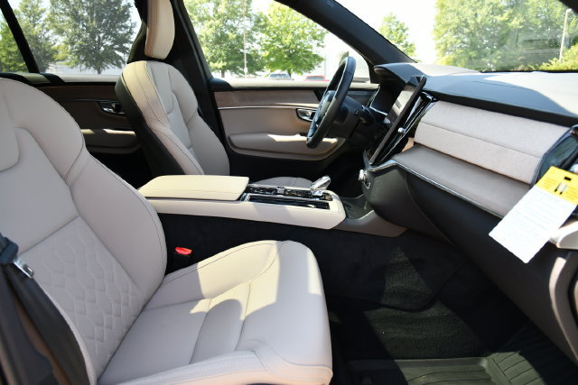 New 2026 Volvo XC90 B6 Plus w/ Protection Package Premier AWD/4WD image 32