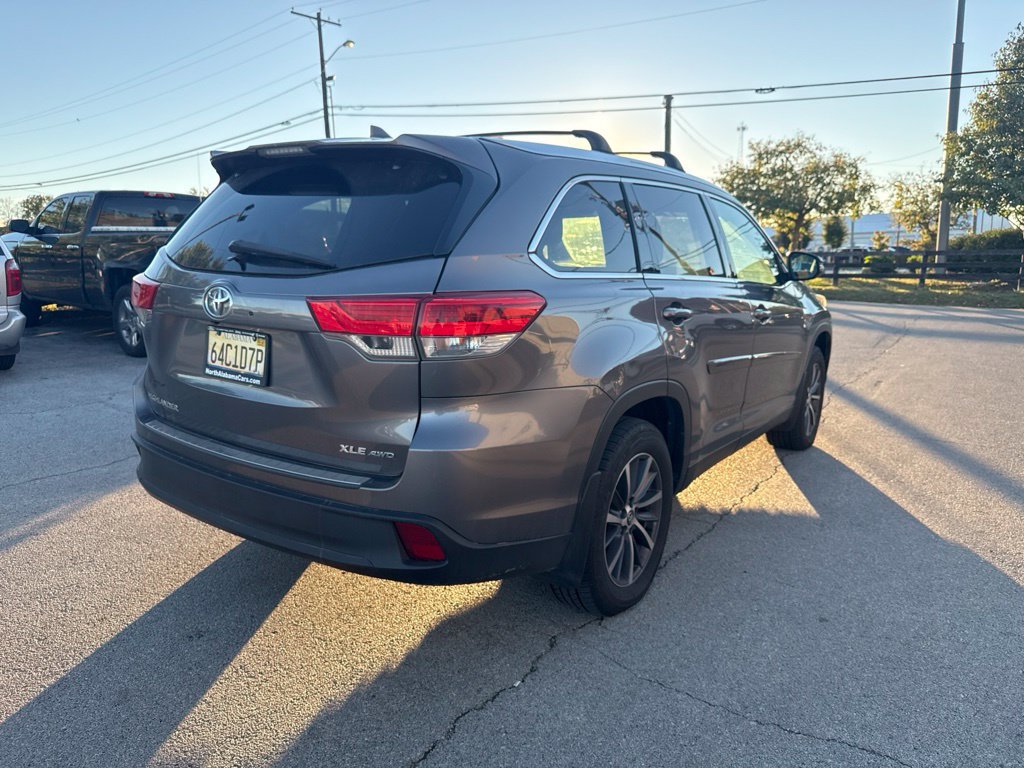Used 2019 Toyota Highlander XLE AWD/4WD image 3