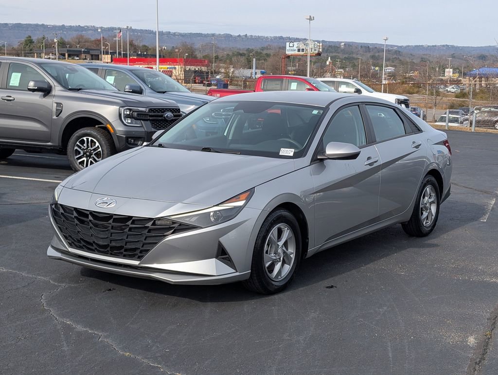 Used 2023 Hyundai Elantra SE image 3