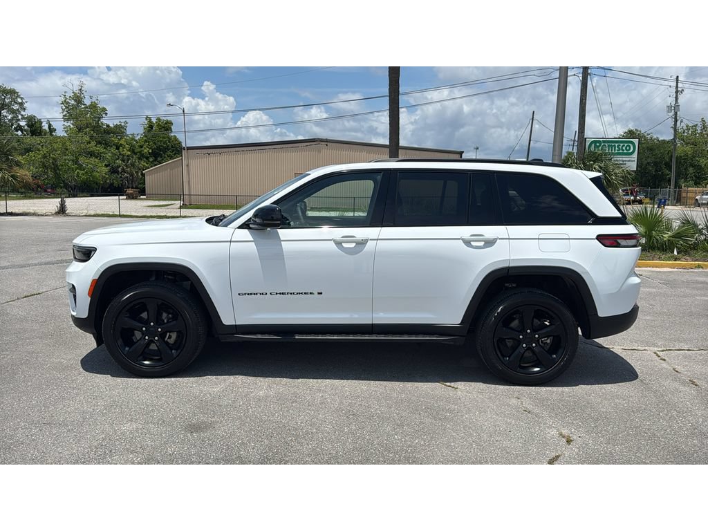 Used 2023 Jeep Grand Cherokee Altitude AWD/4WD image 3