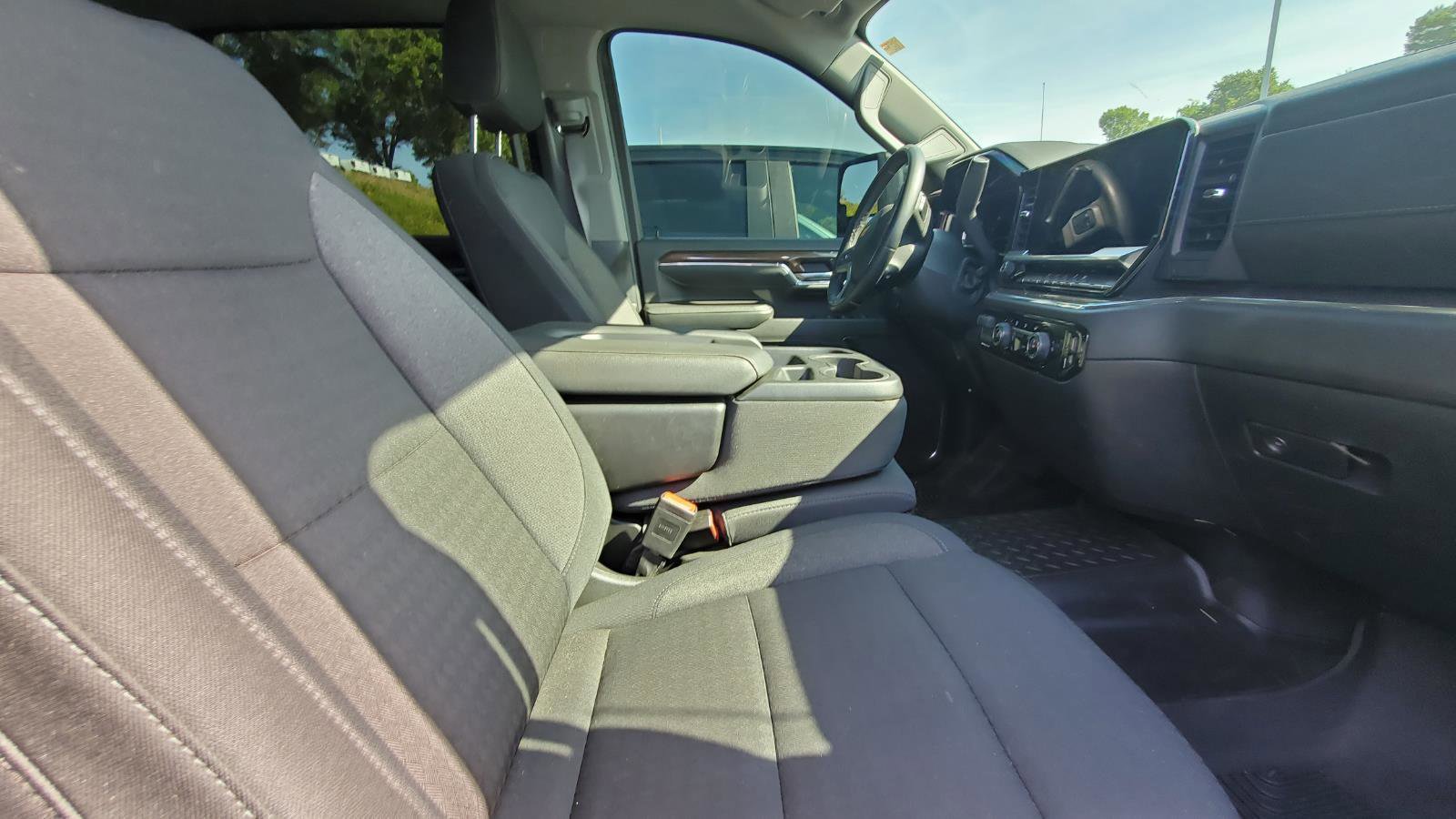 Used 2024 Chevrolet Silverado 2500 LT AWD/4WD image 4