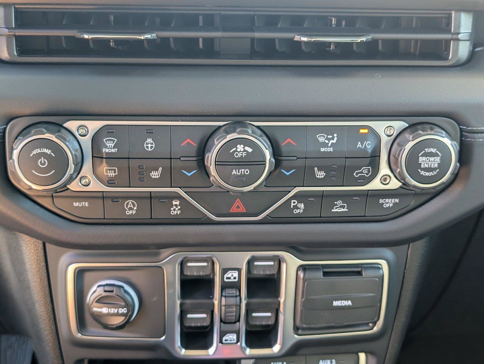 New 2027 Jeep Wrangler Unlimited Sahara AWD/4WD image 24