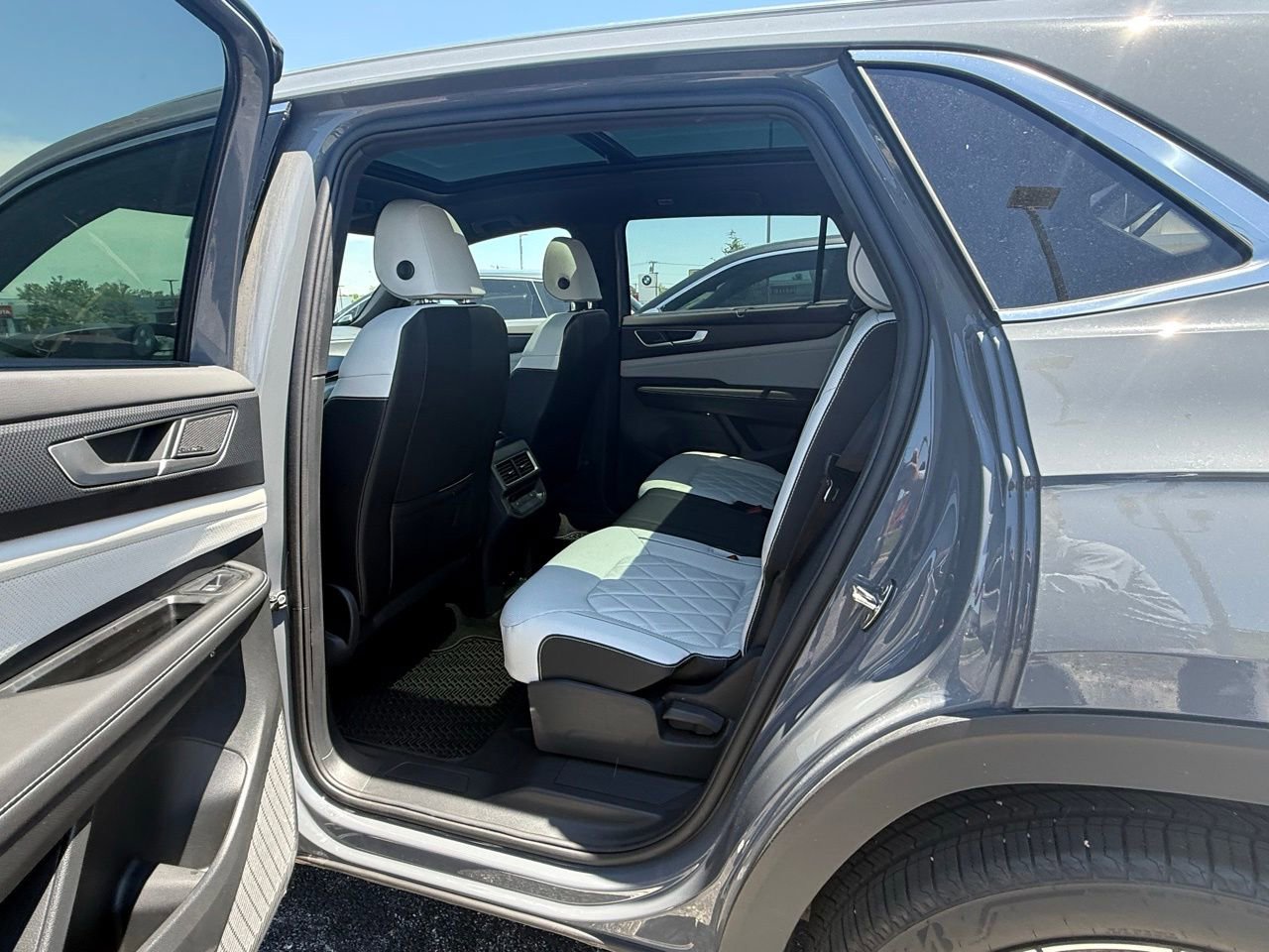 Used 2025 Volkswagen Atlas Cross Sport SEL Premium R-Line AWD/4WD image 6
