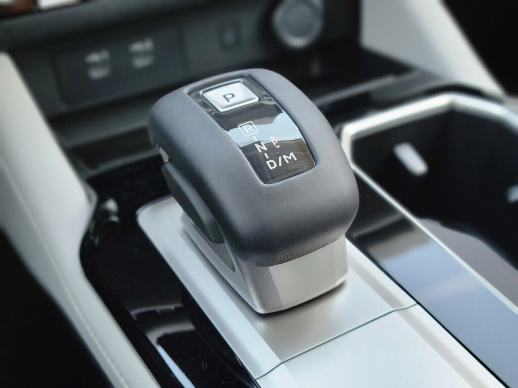 New 2025 Mitsubishi Outlander SE image 28