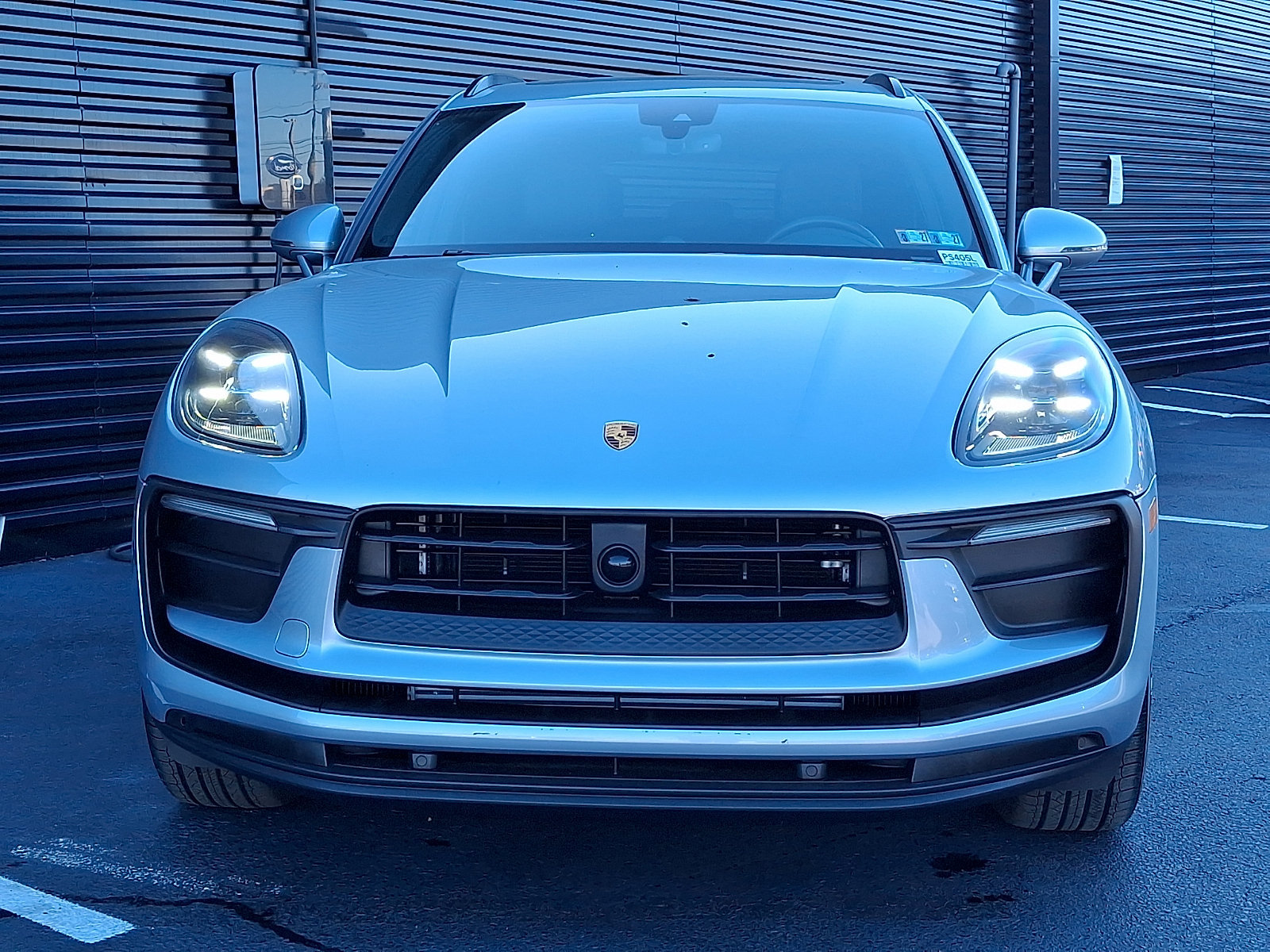 Certified 2025 Porsche Macan AWD/4WD image 10
