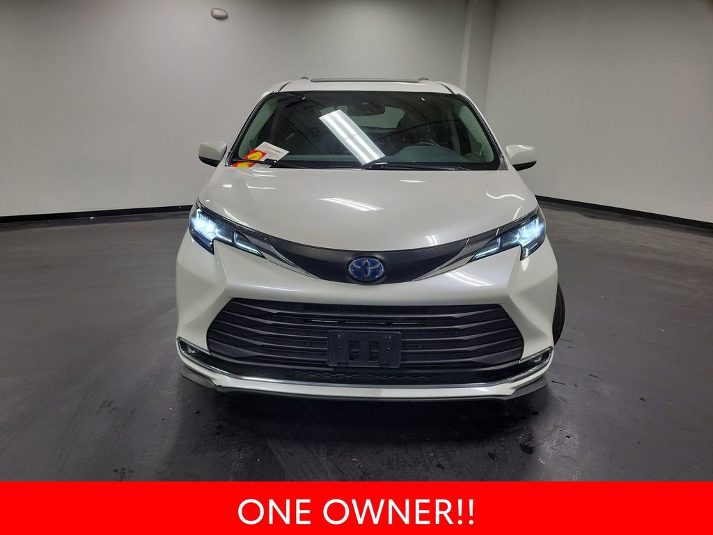 Used 2021 Toyota Sienna XLE image 3