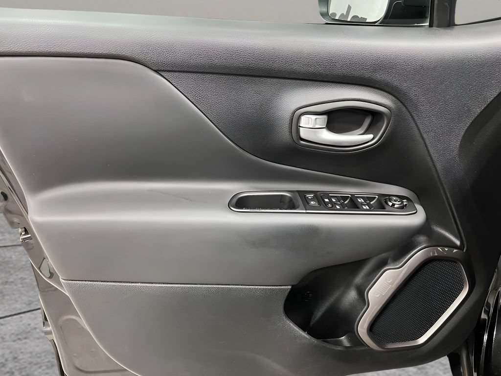 Used 2023 Jeep Renegade Latitude AWD/4WD image 10