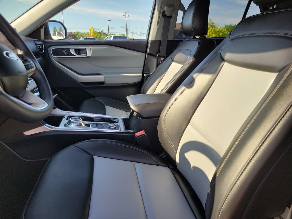 Used 2024 Ford Explorer XLT w/ Equipment Group 202A AWD/4WD image 21