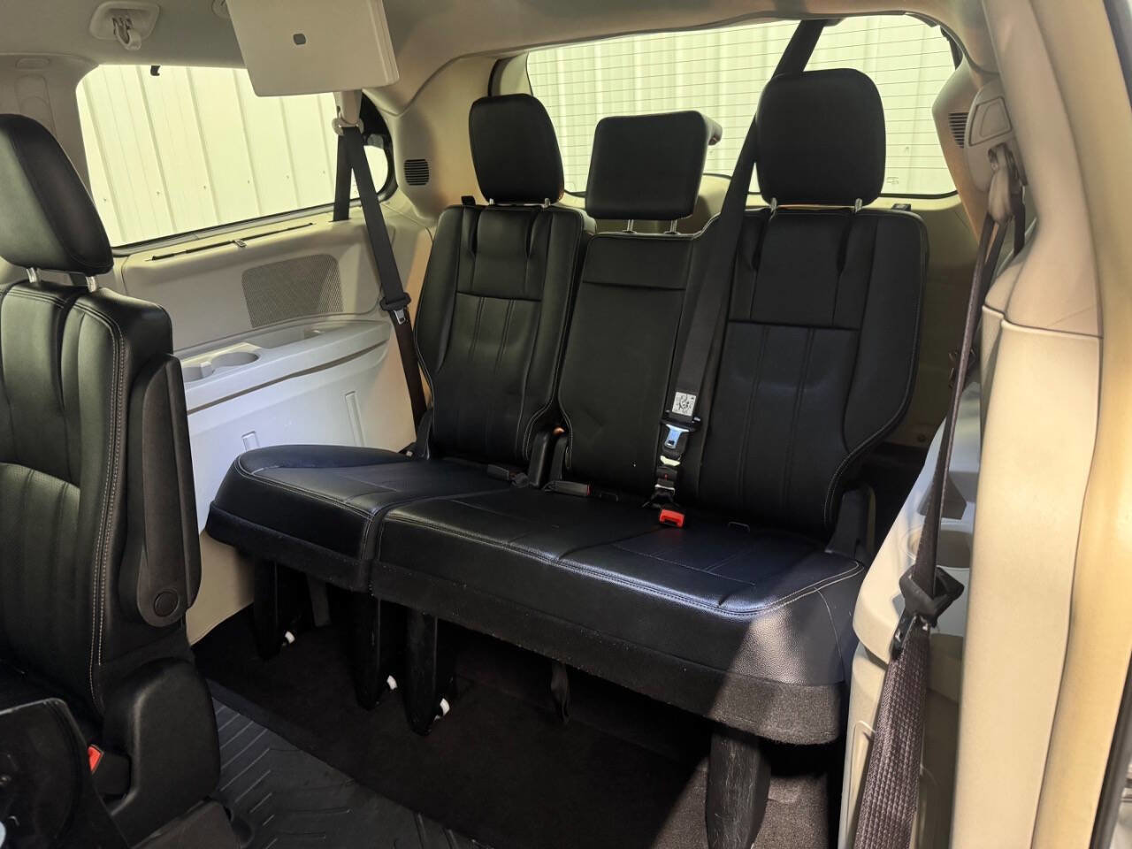 Used 2015 Chrysler Town & Country Touring-L w/ Driver Convenience Group image 15