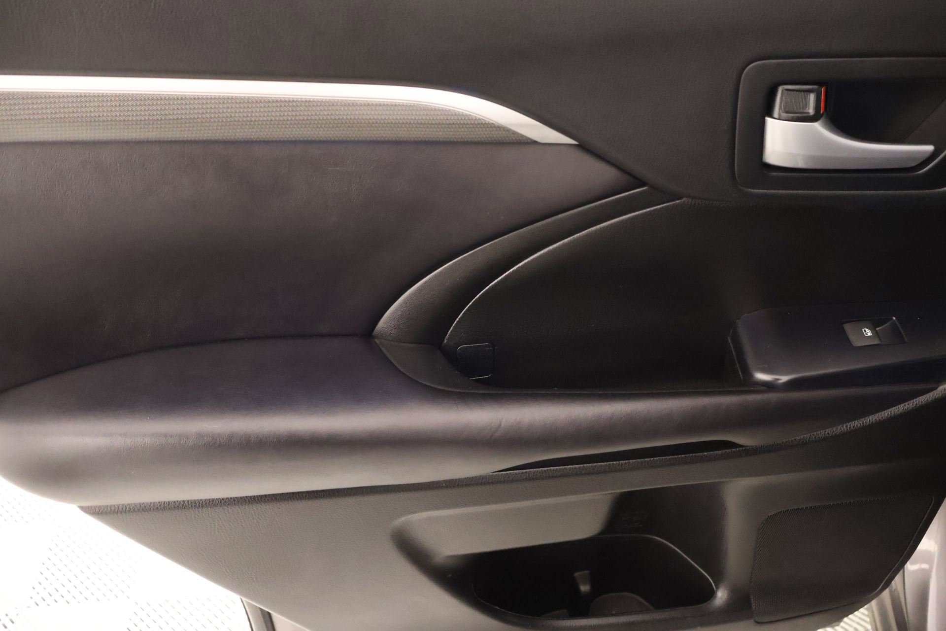 Used 2019 Toyota Highlander SE image 18