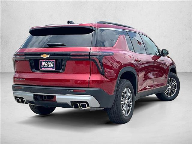 Used 2025 Chevrolet Traverse LT FWD image 2