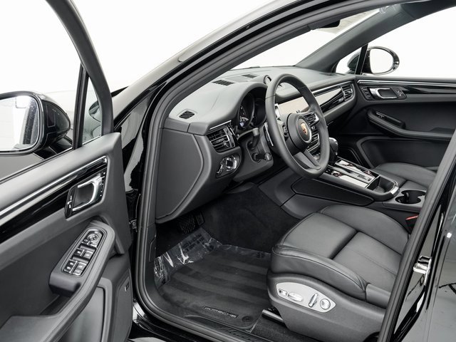 Certified 2025 Porsche Macan image 7