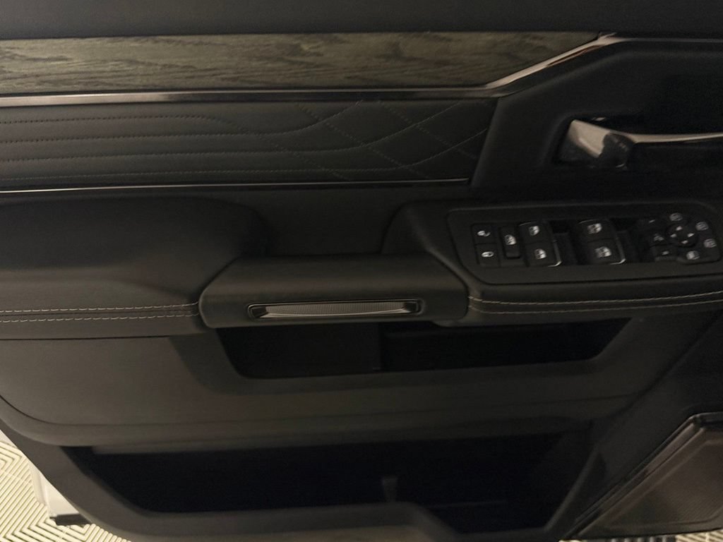 Used 2025 RAM 3500 Limited AWD/4WD image 27