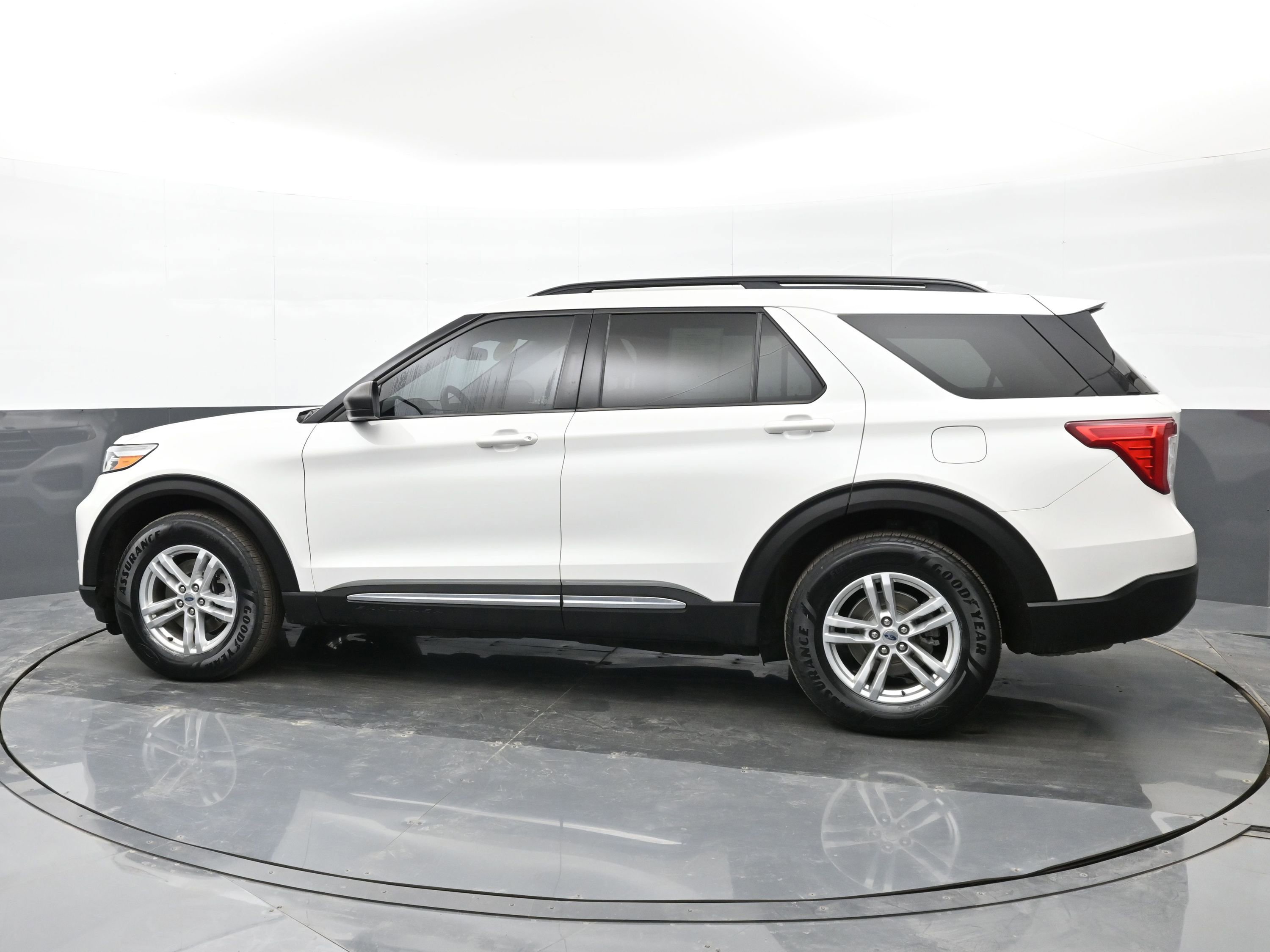 Used 2020 Ford Explorer XLT w/ Equipment Group 202A image 5