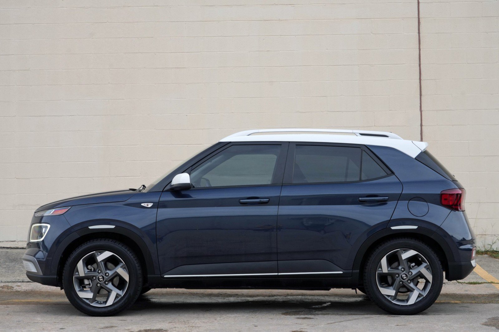 Used 2022 Hyundai Venue Limited FWD image 8
