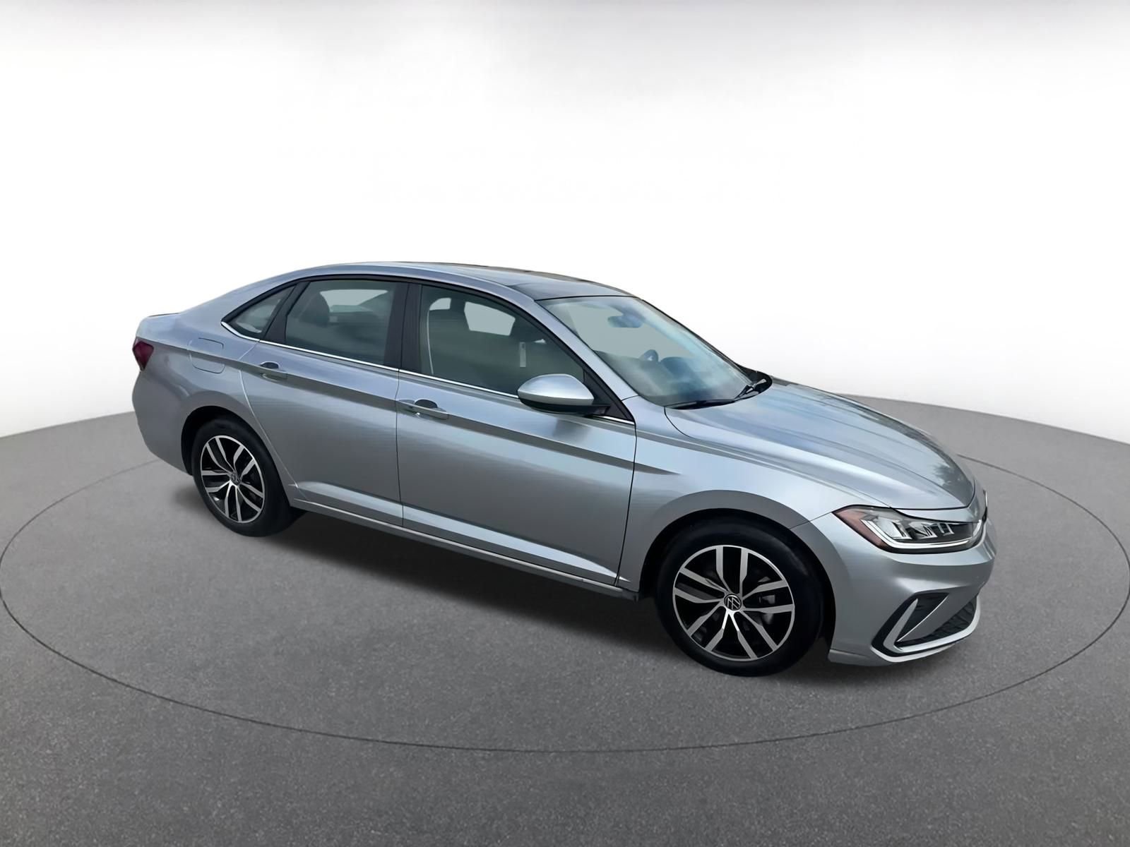 Used 2025 Volkswagen Jetta SE image 2