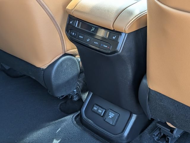 Certified 2024 Toyota Highlander Platinum AWD/4WD image 33