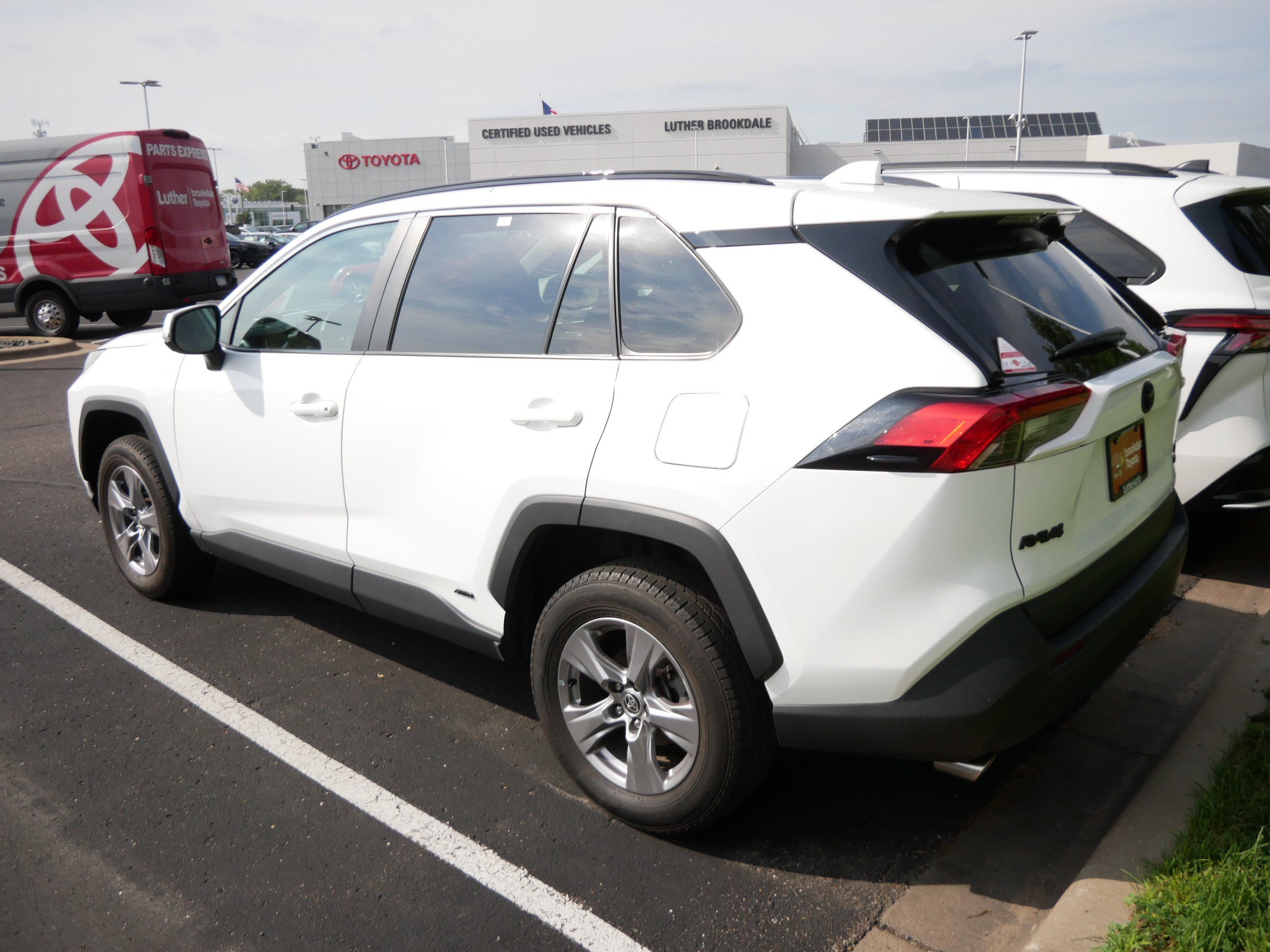 Used 2022 Toyota RAV4 XLE w/ Convenience Package AWD/4WD image 3