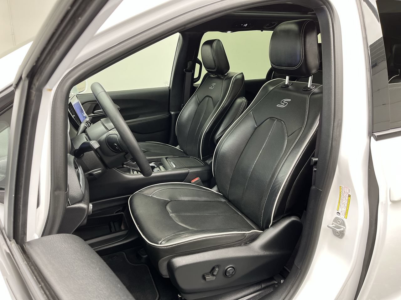 Used 2022 Chrysler Pacifica Limited w/ S Appearance Package FWD image 10