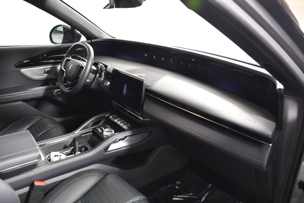 Used 2025 Lincoln Nautilus Reserve image 19