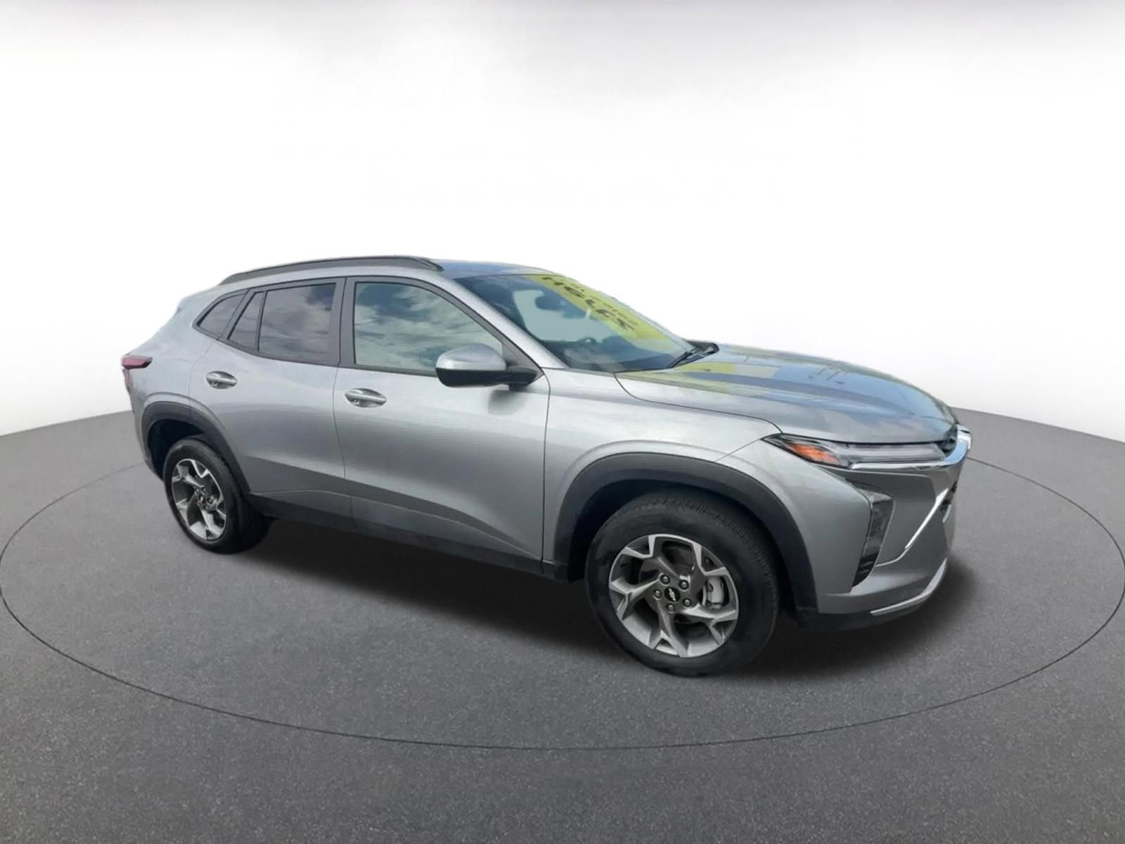 Used 2025 Chevrolet Trax LT image 2