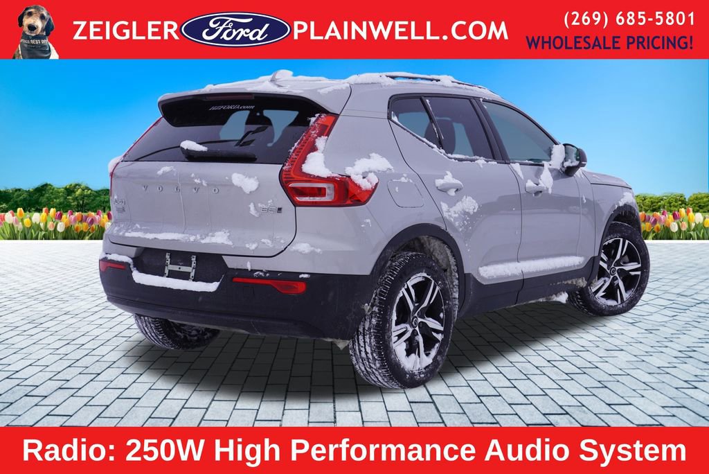 Used 2024 Volvo XC40 B5 Core image 3