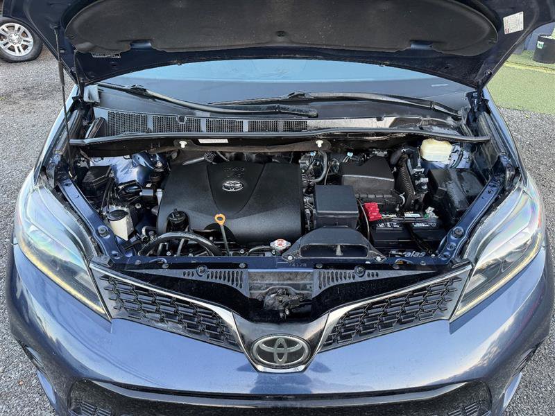 Used 2018 Toyota Sienna SE Premium w/ Carpet Mat Package FWD image 10