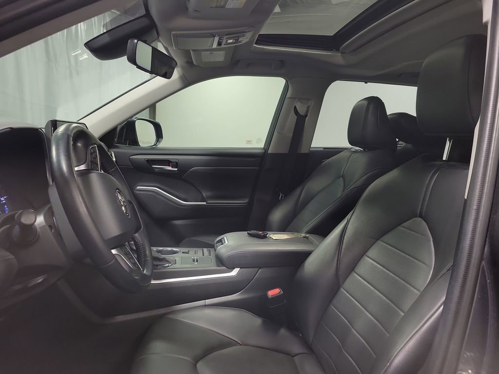 Used 2020 Toyota Highlander XLE image 12
