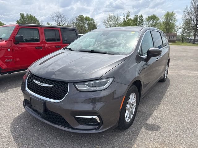 Used 2023 Chrysler Pacifica Touring-L FWD image 3
