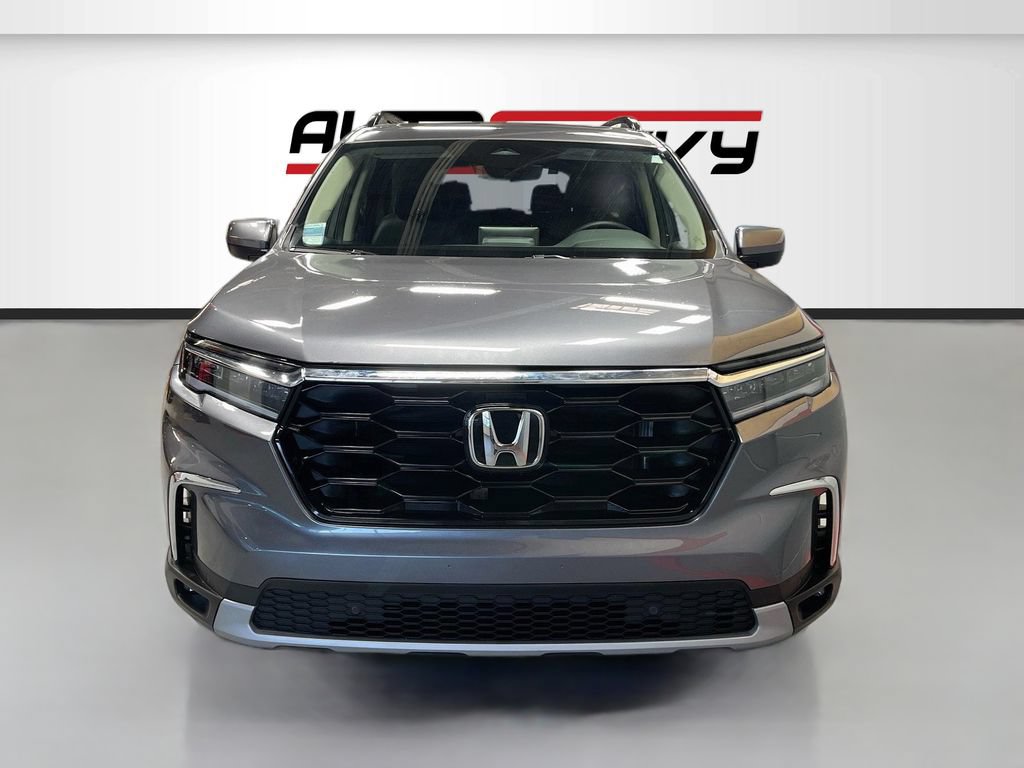 Used 2025 Honda Pilot Touring image 2