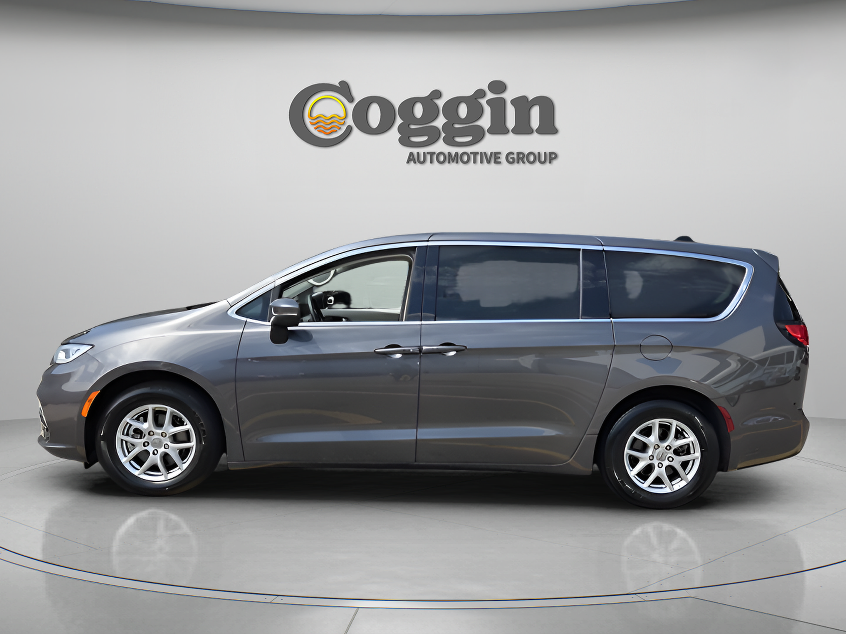 Used 2023 Chrysler Pacifica Touring-L FWD image 2