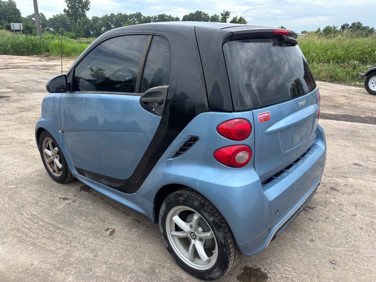 Used 2015 smart fortwo passion RWD image 10