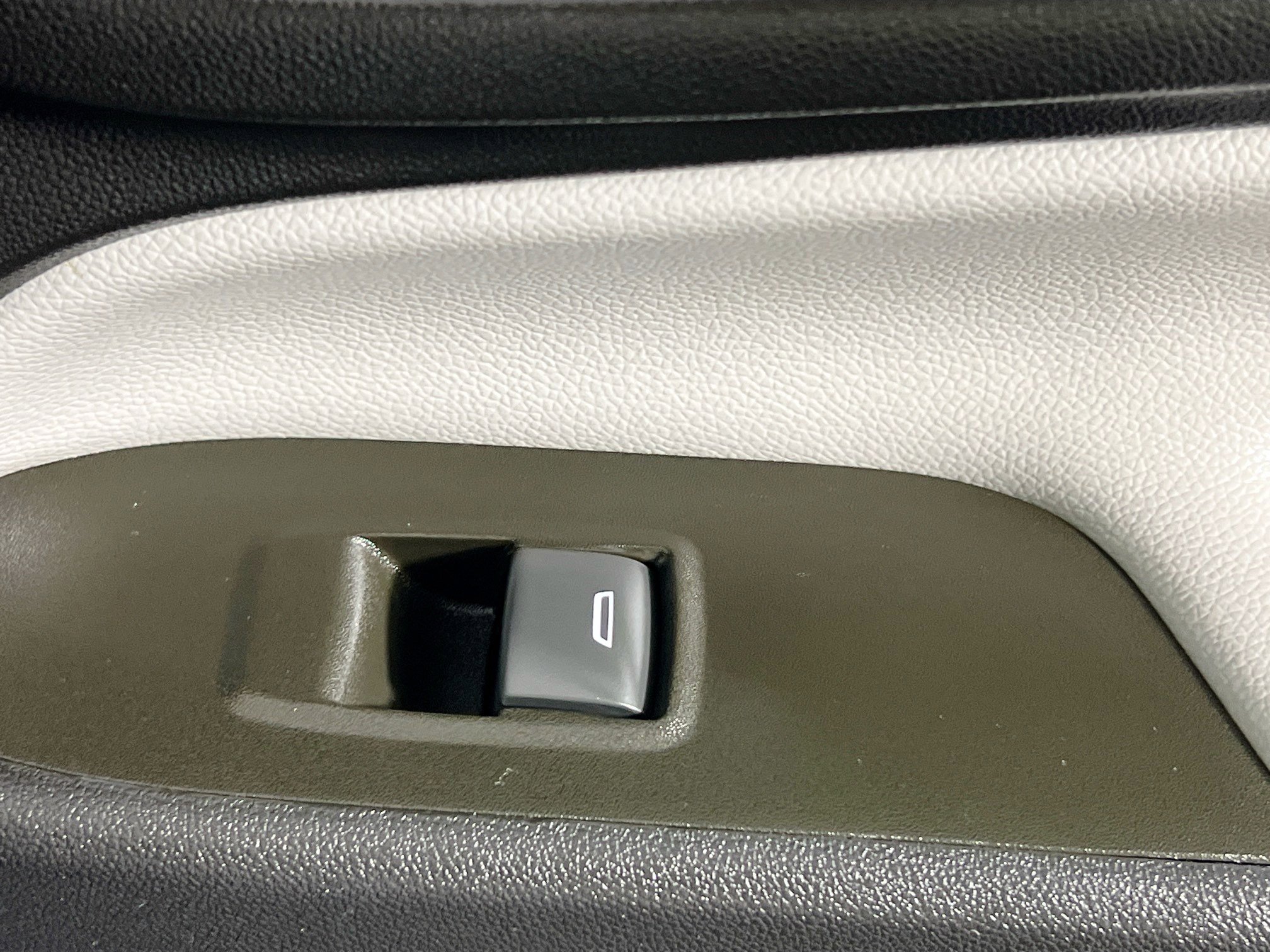 Used 2023 Chevrolet Equinox LS w/ LS Convenience Package image 32