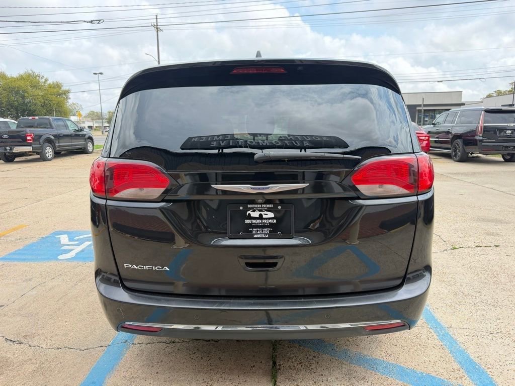 Used 2019 Chrysler Pacifica Touring-L image 6