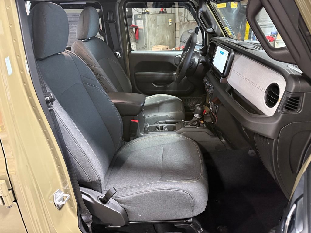 Certified 2025 Jeep Gladiator Sport AWD/4WD image 21