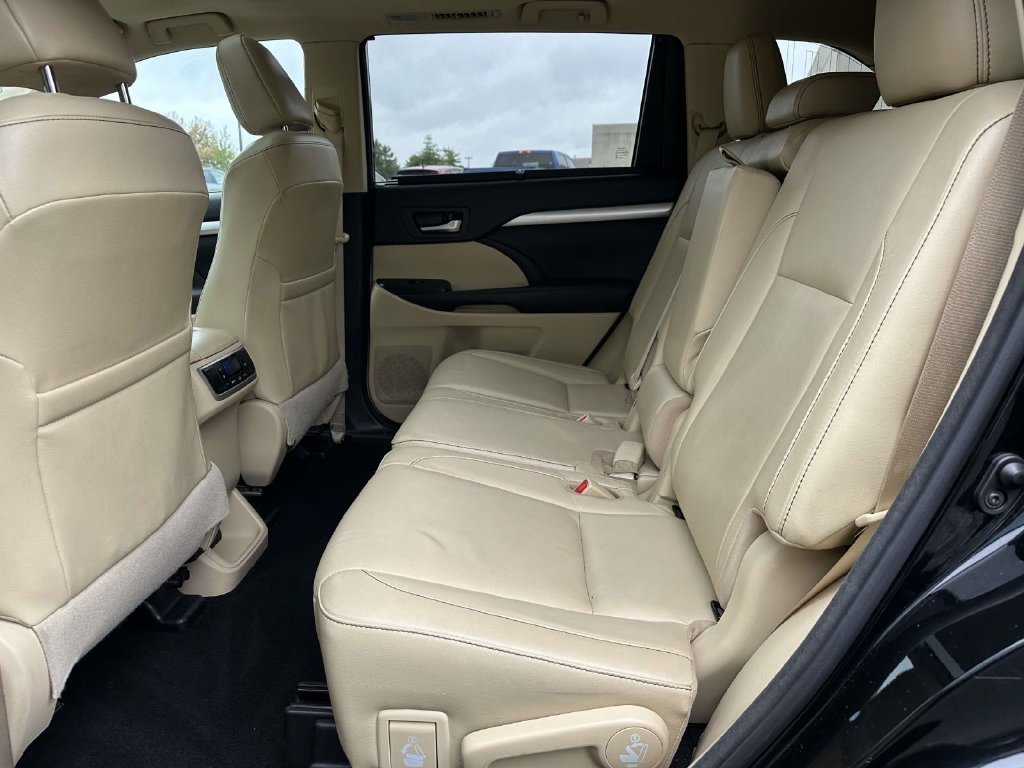 Used 2018 Toyota Highlander XLE w/ Protection Package #3 AWD/4WD image 10