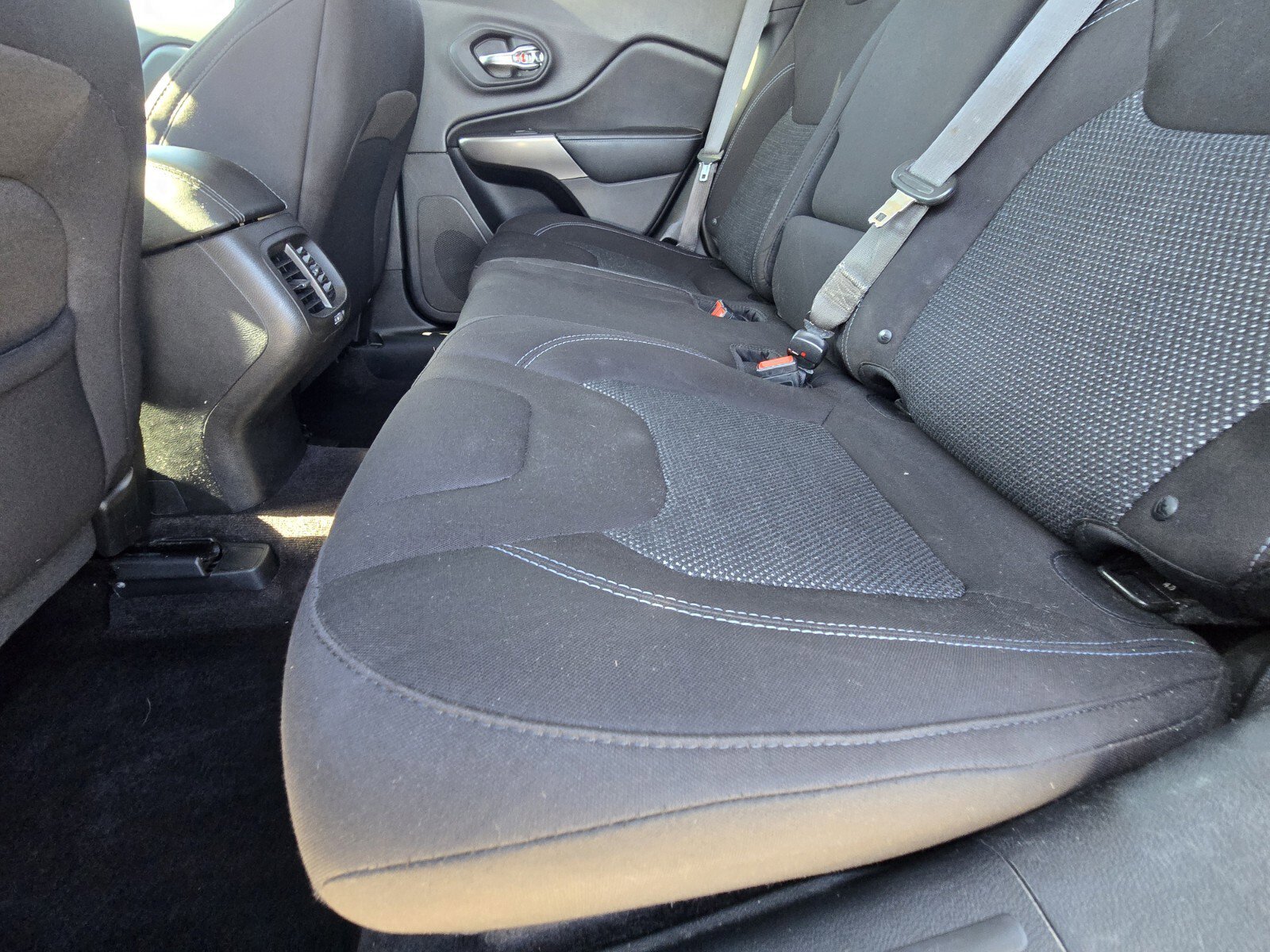 Used 2019 Jeep Cherokee Latitude w/ Popular Appearance Group FWD image 11
