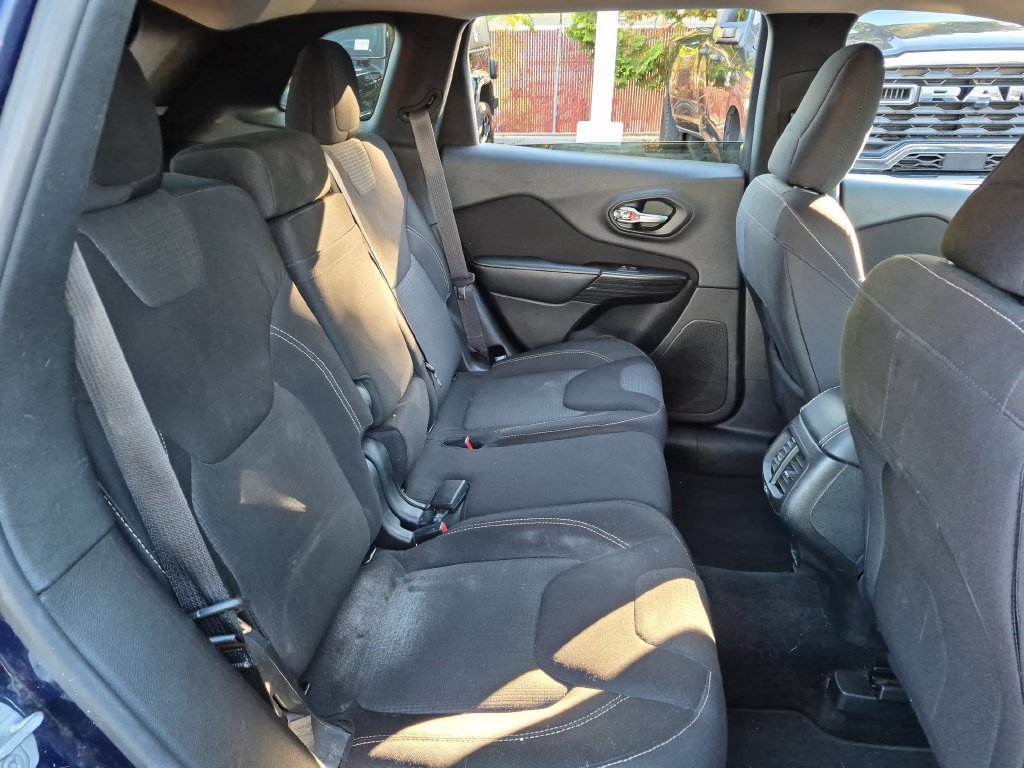 Used 2016 Jeep Cherokee Latitude FWD image 15