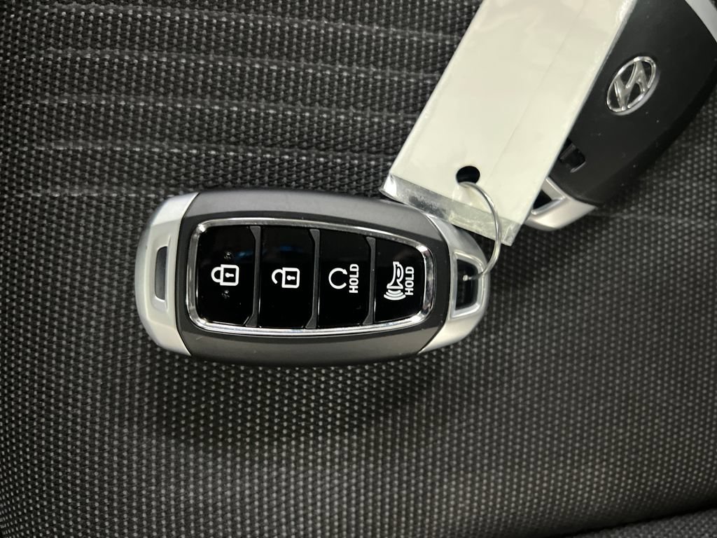 Used 2025 Hyundai Venue Limited FWD image 31