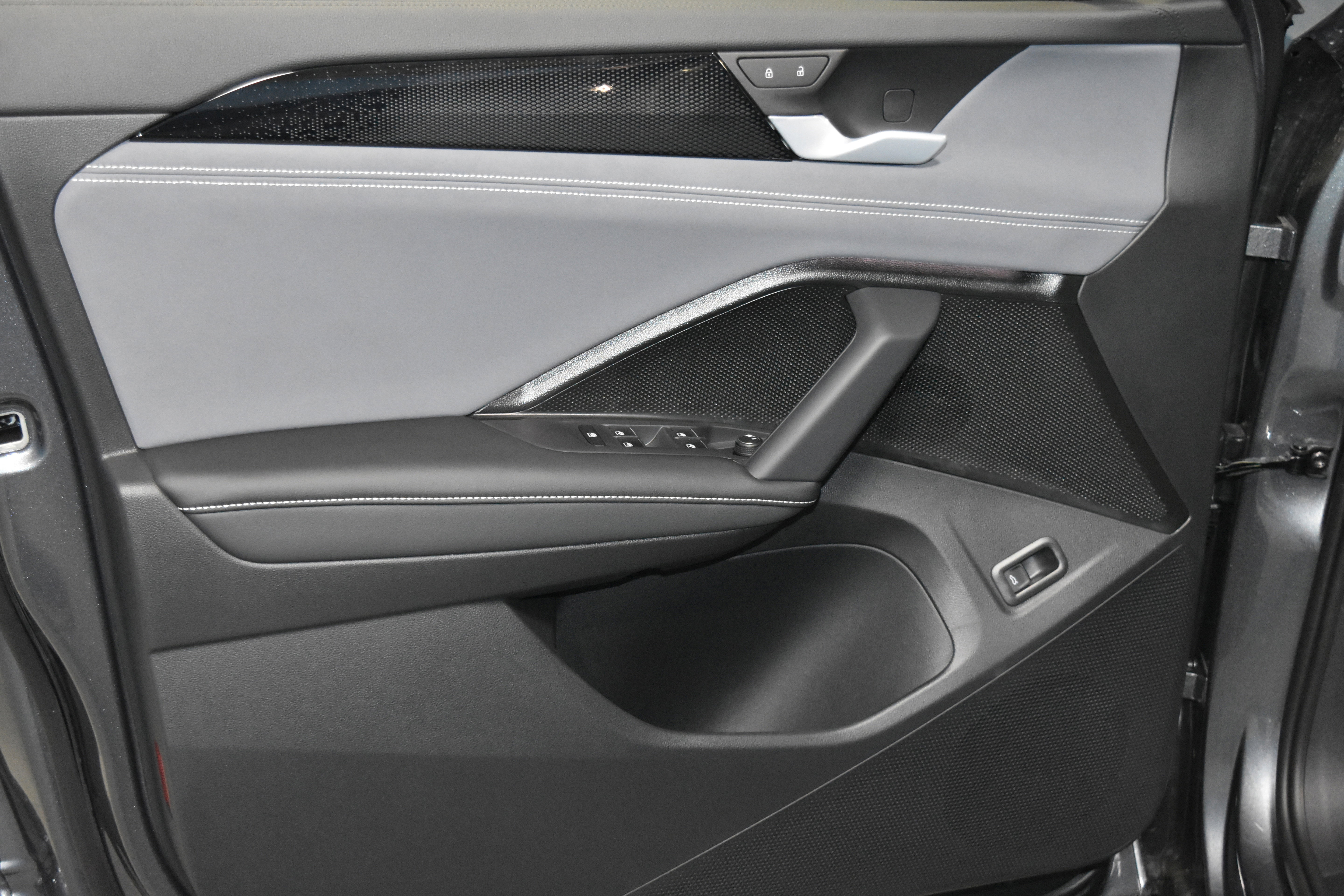 New 2026 Volkswagen Tiguan SE R-Line image 3