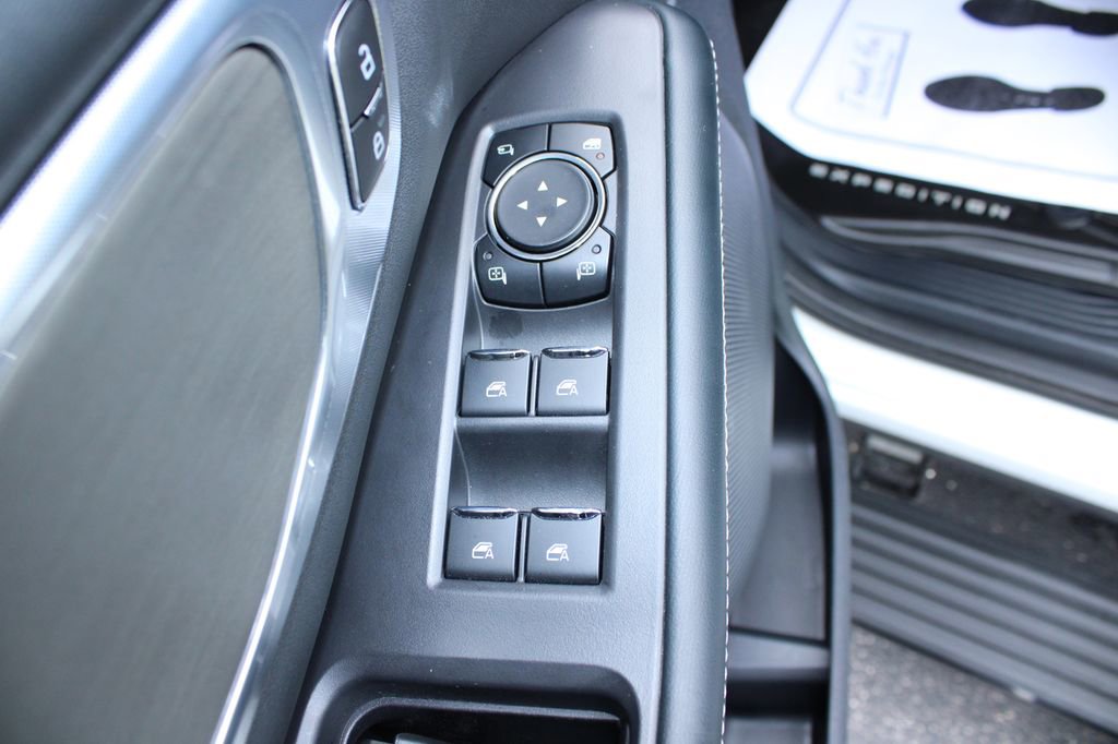 Used 2025 Ford Expedition Platinum w/ Driver's Package AWD/4WD image 40