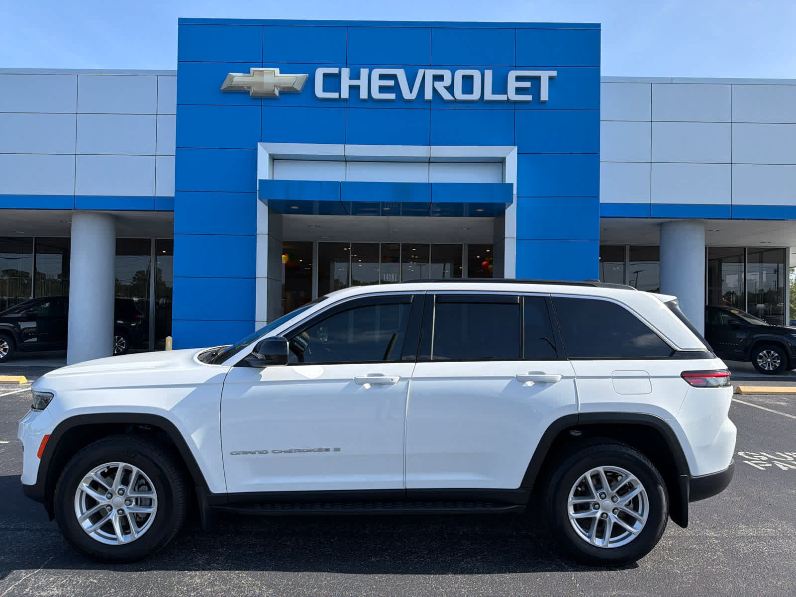 Used 2024 Jeep Grand Cherokee Laredo X w/ Luxury Tech Group I RWD image 2