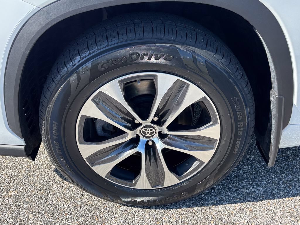 Used 2022 Toyota Highlander XLE AWD/4WD image 49