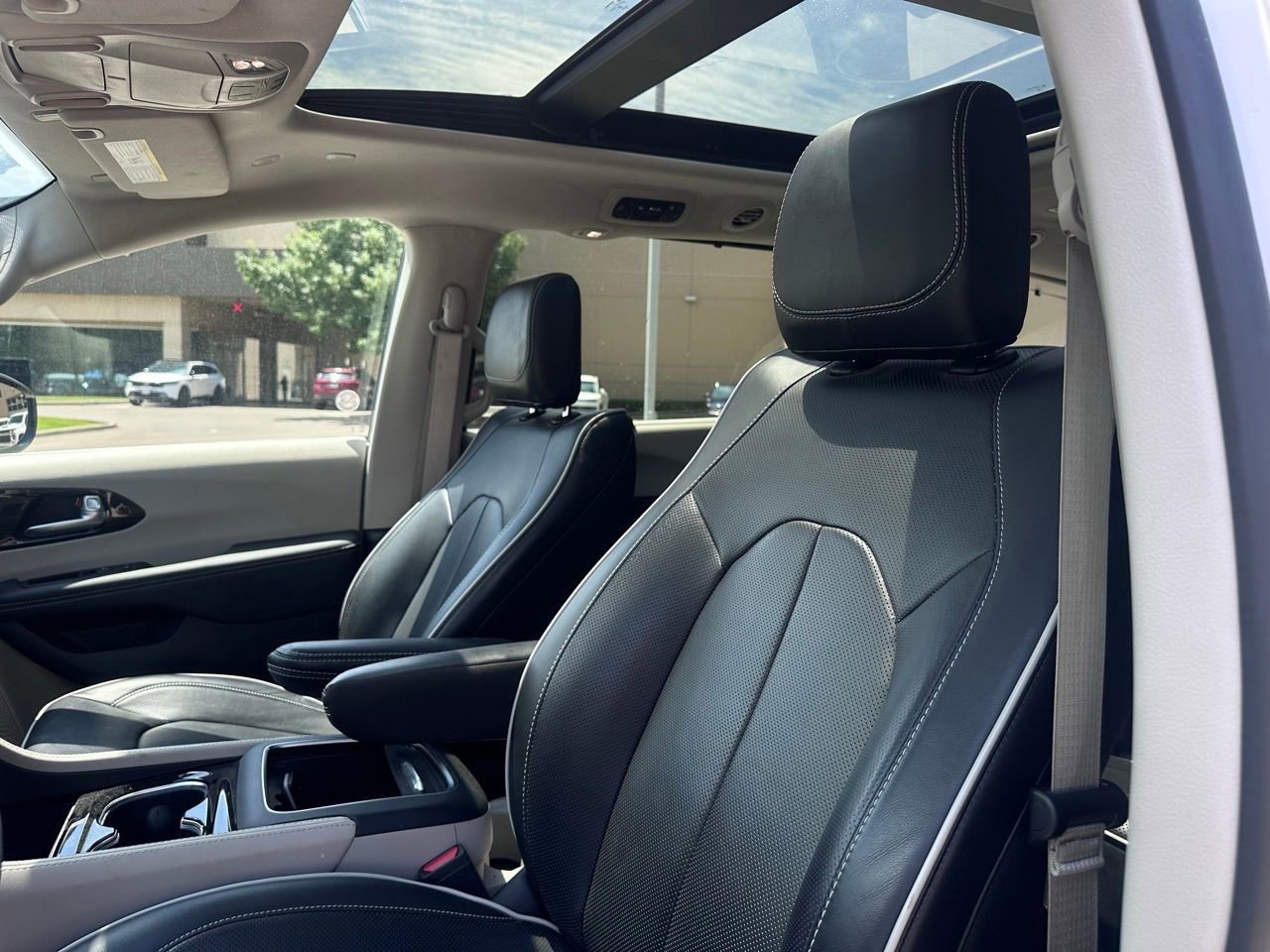 Used 2024 Chrysler Pacifica Limited FWD image 24