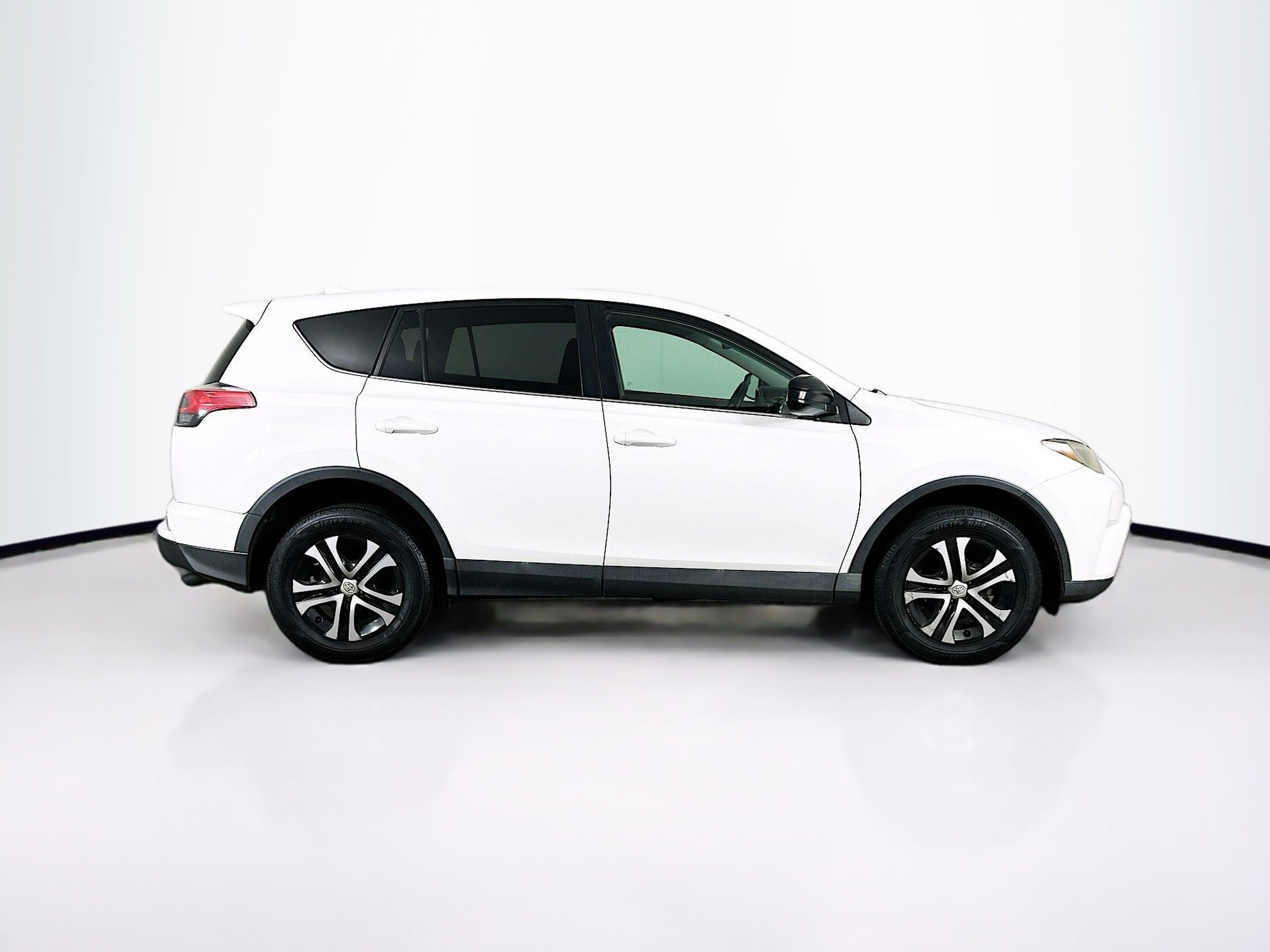 Used 2018 Toyota RAV4 LE FWD image 10